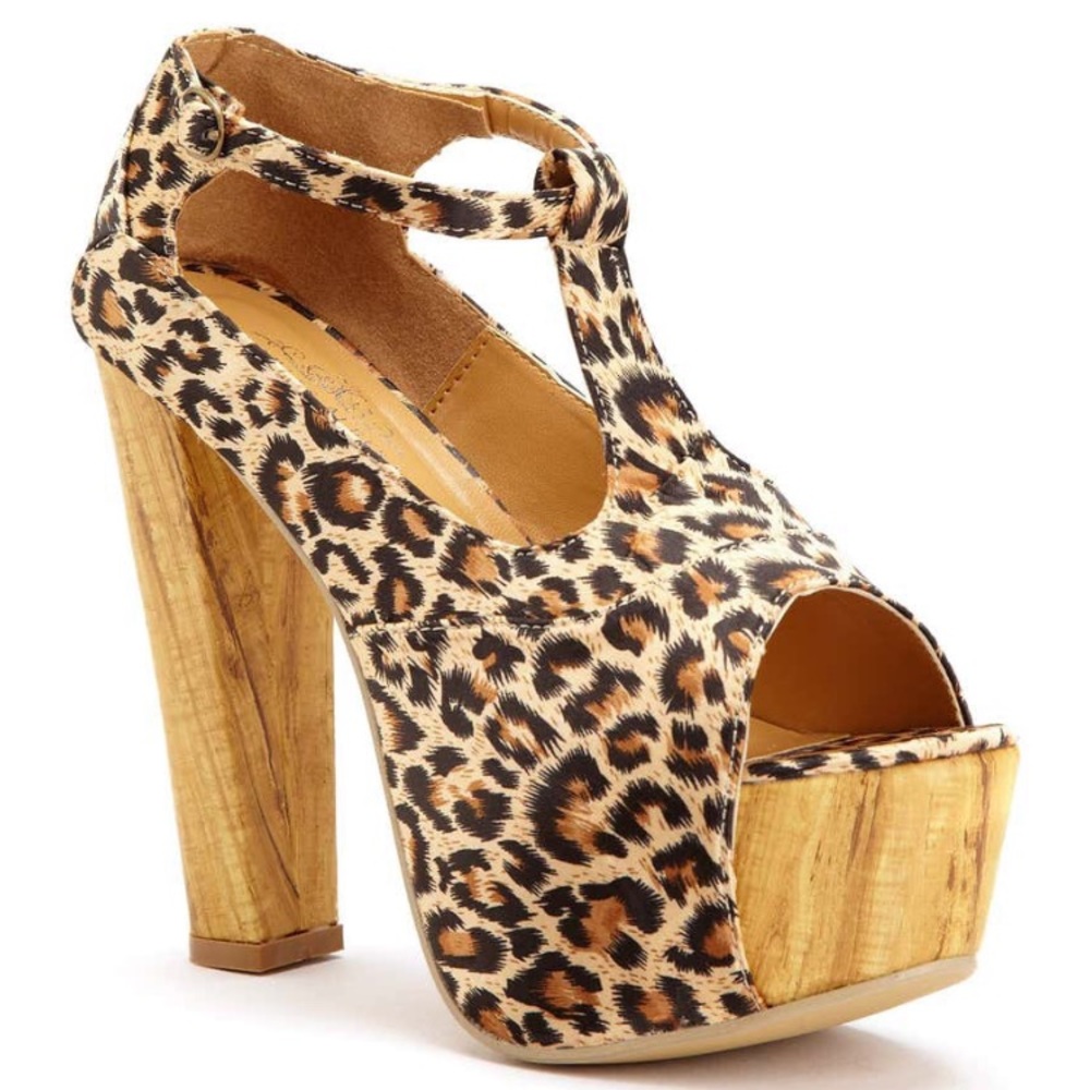 Charles Albert peep toe leopard print pump